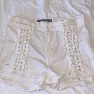Express white stretch shorts size 6